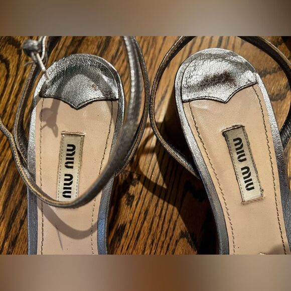 MIU MIU
Metallic Leather Bow Sandal, Silver size 38.5 - Picture 5 of 8